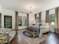 The Ella Norah. A Luxury Retreat. Pool and Spa. Steps to Main Street.