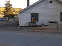 Riverside Motel - parking