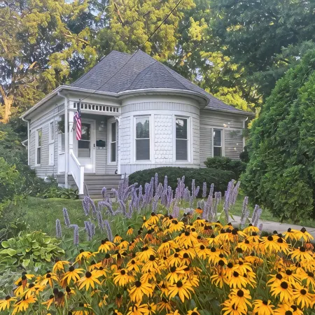 Historic Cottage - Walk to Downtown & Trails