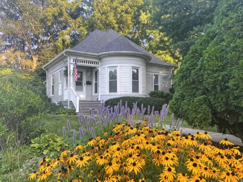 Historic Cottage - Walk to Downtown & Trails - Homestays