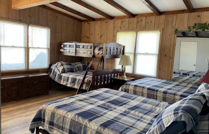 Cozy 2 Bed 2 Bath Lake Front Cottage