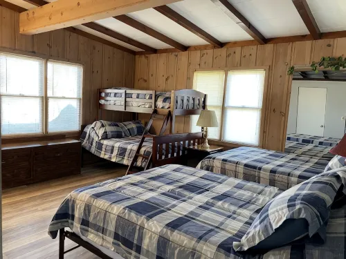Cozy 2 Bed 2 Bath Lake Front Cottage - 2성급