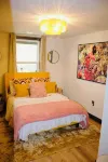 LoveJones Bungalow-Luxury decor, Large deck & backyard, Office, 2 fireplaces - Bungalow