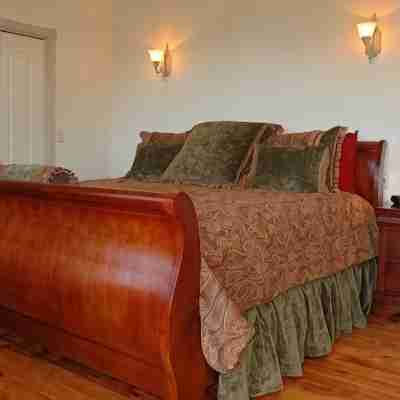 Cambria Ocean View Tudor on Forested Preserve Rooms