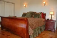 Cambria Ocean View Tudor on Forested Preserve - バルコニー
