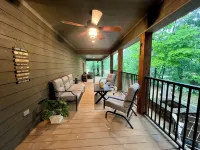Spacious Cabin on Little Mo River!! Game Room! Relax & Have Fun! 4 Bed, 4.5 Bath - balcón