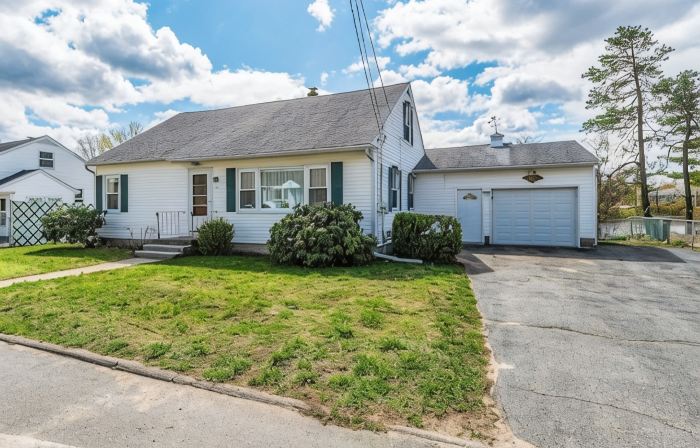 Entire House, Sleep 12, Garage, Fully Fenced Backyard