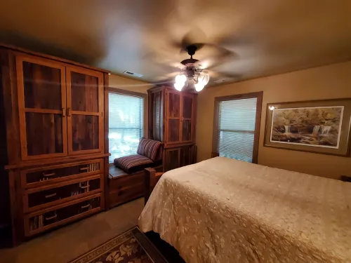 FORD'S CREEK CABIN: Secluded Lakefront Rock Cabin in the Woods-Big Lake View - Alphydda