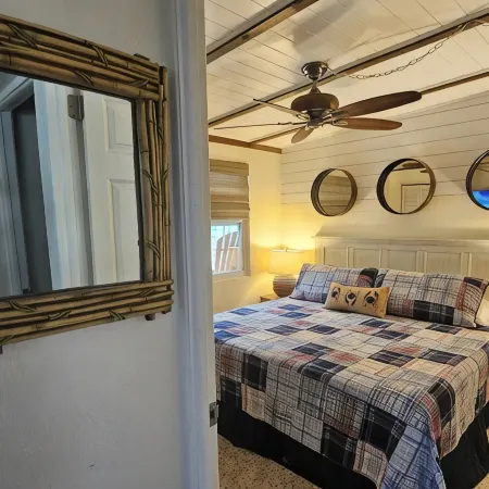 Heated Pool, Bikes, Kayaks, Sups, Outdoor Tiki Bar with TV Corn Hole Court