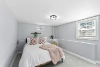 Cozy 4Bd Bungalow w/ Private Backyard Lounge and Game Room Mins to Downtown - Balkon