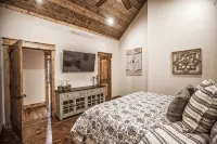 Lusa Nita Retreat – Luxe Lodge w/ Hot Tub, Sauna & Stunning Outdoor Living! - バルコニー
