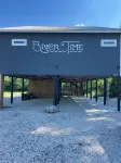 "RIVER TIME" CABIN DIRECTLY ON CADDO RIVER, FLAT YARD - シャレー