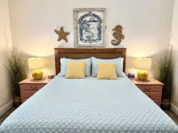 Cozy, Coastal Cottage in Art District - ห้องครัว