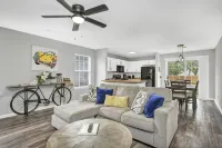 NEW! Beautiful Updated House w/ Fenced Backyard! - 4 stjerner