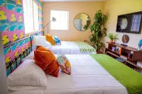 Funky Beach Bungalow. Premier location! Coolest place in town. - Wifi