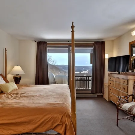 Bright, Family-Friendly Lake View House Close to Okemo, Killington, Pico,  Lakes