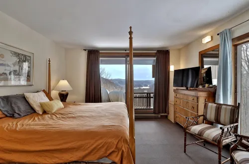 Bright, Family-Friendly Lake View House Close to Okemo, Killington, Pico,  Lakes - Homestays