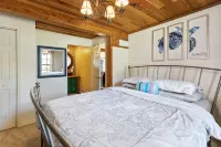 Remodeled Lake Texoma Beach Themed House Walking Distance to Neighborhood Beach - พร้อมWifi