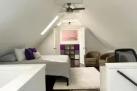 Large, modern 2 bedroom in the heart of Forest Park - Homestays