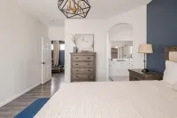 Beautiful 5 BR house with Olympic size Pool and SPA in Indio - Bathtub