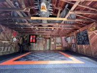 Dragons Lair - motorcycle friendly, all paved roads, lockable garage, no incline - Homestays