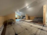 Cozy Cabin - walking distance to town and 10 minutes to Bromley. Pet friendly! - Feriehus