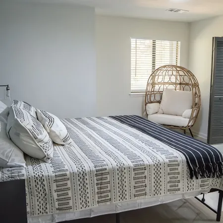 Newly Renovated Townhome near Marietta Square, 2 King Beds