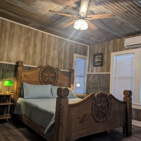 Charming, unique 3-bedroom house in Junction with AC, WiFi, Pet Friendly 정크션 호텔