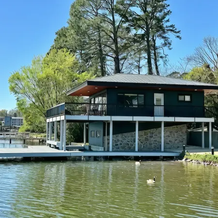Cheerful 1-Bedroom 2-Bath Lake House Experience!!!