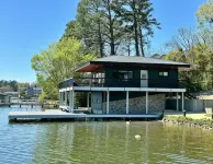 Cheerful 1-Bedroom 2-Bath Lake House Experience!!! - 3-Star