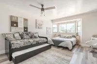 Spacious home! Heated pool, sundeck, and sports court Hotels in Alhambra