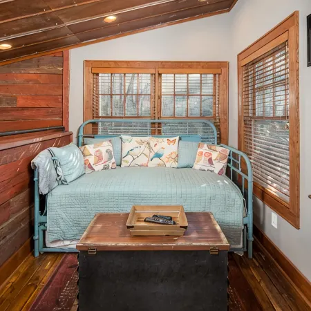 Rustic & cozy, 3 decks w/ loft, 10 min to downtown