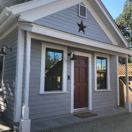 Downtown Cozy Cottage, two blocks from downtown and new!