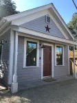 Downtown Cozy Cottage, two blocks from downtown and new! - 4 ดาว