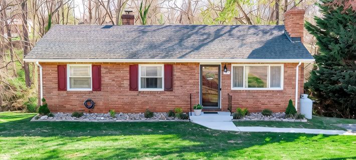 The Bartlett Nook/ HOT TUB/ 3-BEDROOM/ 4 BEDS/ CLOSE TO LU Hotels in Lynchburg