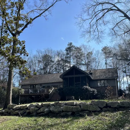 Cozy 3-bedroom lakefront cottage in beautiful Clemson, SC