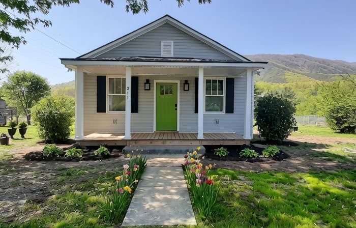 Getaway and relax!  Enjoy the James River with mountain views!