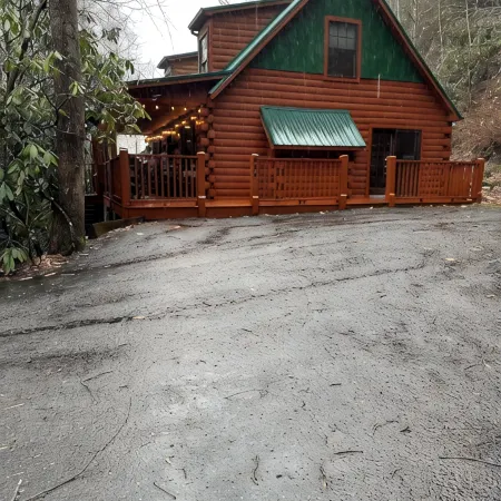 3/2 Log Cabin with year round rushing creek. Hot tub, wifi, A/C, arcade game.