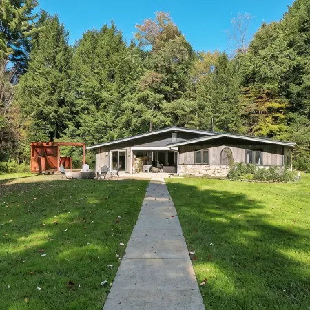 The Woodland Haven - Secluded 3 bed, 2 bath, and Hot Tub!