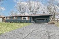 NEW! Cozy Ranch/ Sleeps 8/ 5 Mins to Grand Pk/ Just Mins to Downtown Westfield! - 3-Star