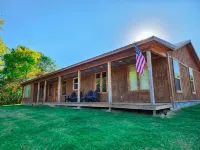 Beautiful rustic cabin on the shores of Greer's Ferry Lake - Chalets