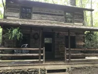 Come to the mountains to a rustic cabin by a creek. - 3つ星
