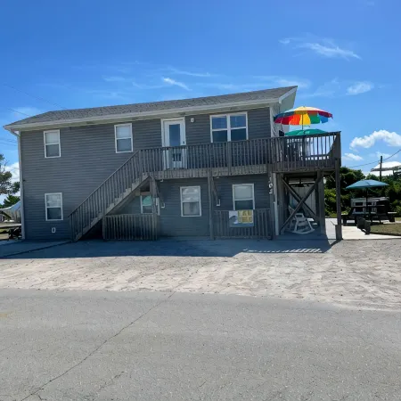 Newly remodeled &100 steps to the beach access. Very clean and close to beach.