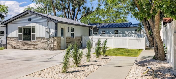 Beautiful NEW 1-bed, 1-bath right in downtown Cody! Sleeps up to 4. Hotels in Cody