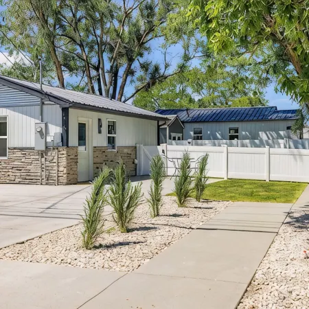 Beautiful NEW 1-bed, 1-bath right in downtown Cody! Sleeps up to 4.