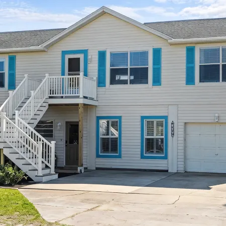 King Suite, Hot Tub, Pool, BBQ Grill, Bikes, Patio, EV Charger, 600 ft 2 Beach!