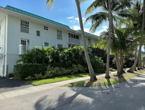 Key Biscayne 2 bedrooms sleeps 4 walk 2 beach shops - Homestays