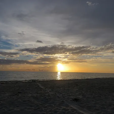Beachfront 2/1 - Newly Remodeled Right on the Beach.  Amazing Sunsets - D