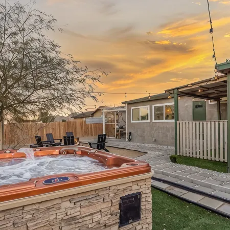 Oasis🌵in the❤️of Joshua Tree + Gym + Hot Tub + Tesla⚡️+ pond and waterfall