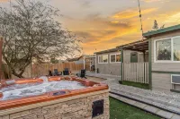 Oasis🌵in the❤️of Joshua Tree + Gym + Hot Tub + Tesla⚡️+ pond and waterfall - 3-Star